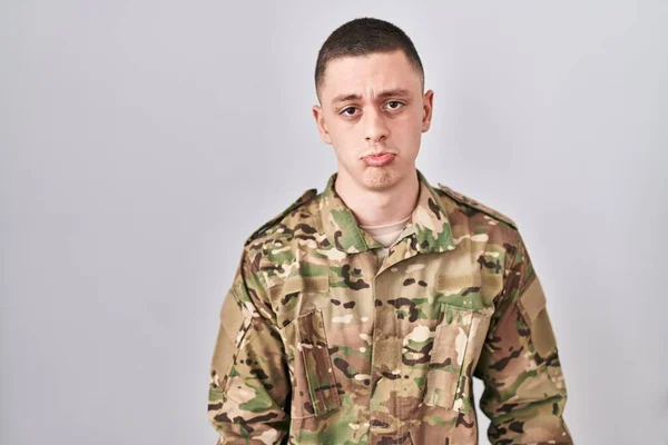 Młody Człowiek Mundurze Wojskowym Kamuflażu Przygnębiony Zaniepokojony Strachem Płaczący Wściekły — Zdjęcie stockowe