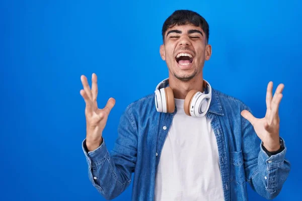 Young Hispanic Man Standing Blue Background Celebrating Crazy Amazed Success — Foto Stock