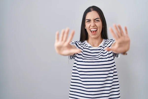 Mladá Brunetka Žena Nosí Pruhované Tričko Dělá Stop Gesto Dlaněmi — Stock fotografie