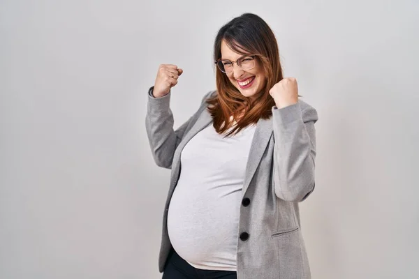 Těhotná Obchodní Žena Stojící Nad Bílým Pozadím Velmi Šťastná Nadšená — Stock fotografie