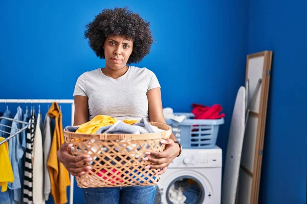 Kirli Çamaşır Sepetini Tutan Kıvırcık Saçlı Siyah Kadın Üzgün Endişeli — Stok fotoğraf