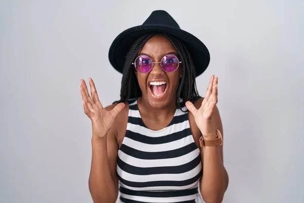 Молодой Африканский Американец Косичками Шляпе Солнцезащитных Очках Празднует Сумасшедший Поражен — стоковое фото