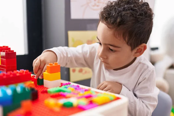 Adorable Hispanic Boy Playing Construction Blocks Sitting Table Kindergarten — ストック写真