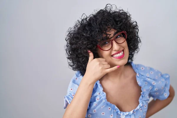 Mujer Morena Joven Con Pelo Rizado Con Gafas Sobre Fondo —  Fotos de Stock