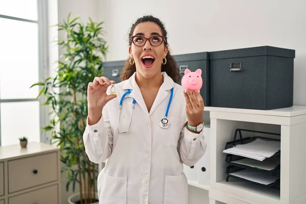 Young Hispanic Woman Holding Vaccine Piggy Bank Angry Mad Screaming — Stock Photo, Image