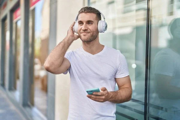 Young Caucasian Man Listening Music Standing Street — Foto de Stock