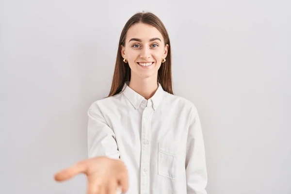 Jonge Kaukasische Vrouw Staan Geïsoleerde Achtergrond Glimlachend Vrolijk Aanbieden Palm — Stockfoto