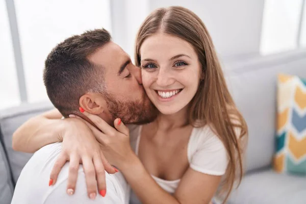 Man Vrouw Paar Zitten Bank Zoenen Thuis — Stockfoto