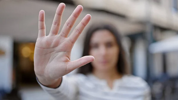 Junge Schöne Hispanische Frau Macht Stop Geste Mit Der Hand — Stockfoto