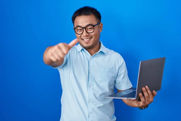 Jeune Homme Chinois Utilisant Ordinateur Portable Approuvant Faire Geste Positif — Photo