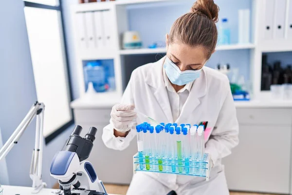 Young Woman Scientist Pouring Liquid Test Tubes Laboratory — Stock Photo, Image