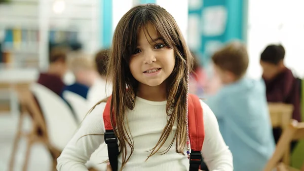 Schattige Spaanse Meisje Student Glimlachend Zelfverzekerd Staande Klas — Stockfoto
