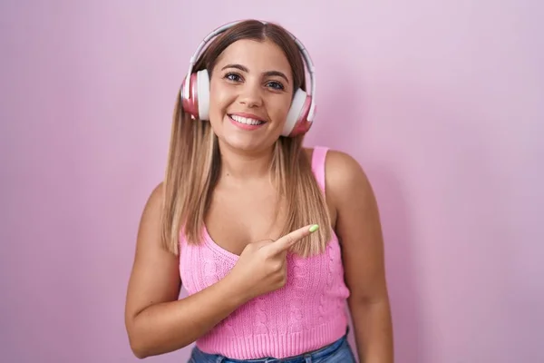 Mladá Blondýnka Poslouchající Hudbu Pomocí Sluchátek Veselá Úsměvem Tváři Ukazující — Stock fotografie