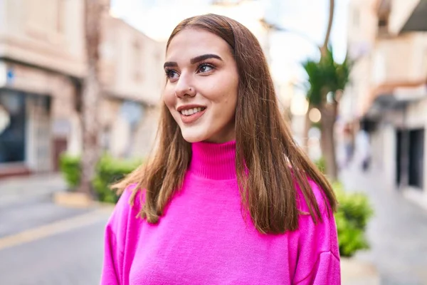 Mujer Joven Sonriendo Confiada Mirando Lado Calle — Foto de Stock