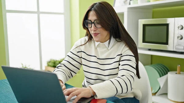 Junge Schöne Hispanische Frau Benutzt Laptop Mit Ernstem Gesichtsausdruck Esszimmer — Stockfoto