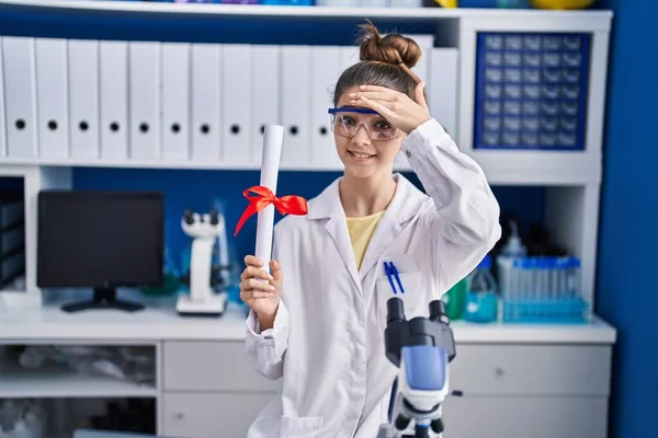 Дівчина Підліток Працює Науковій Лабораторії Тримає Ступінь Стресу Розчарований Рукою — стокове фото