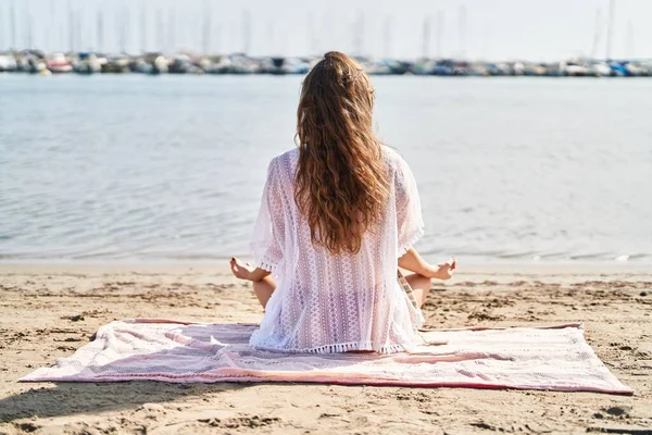 年轻美丽的惊慌失措的女性游客坐在沙滩上做瑜伽运动 — 图库照片
