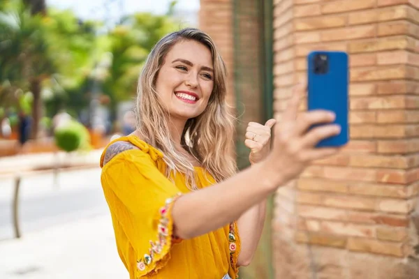 Young Woman Smiling Confident Making Selfie Smartphone Street — Φωτογραφία Αρχείου