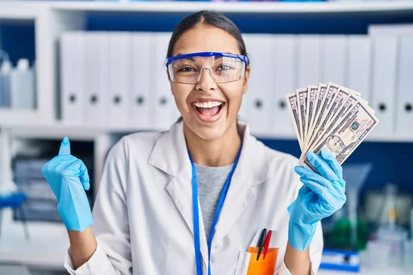 Mujer Brasileña Joven Que Trabaja Laboratorio Científico Sosteniendo Dinero Gritando — Foto de Stock