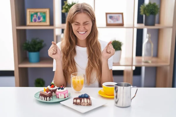 Junge Kaukasische Frau Die Gebäck Zum Frühstück Isst Feiert Verrückt — Stockfoto