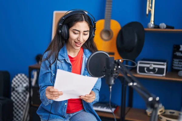 Joven Artista Hispana Cantando Canción Estudio Música —  Fotos de Stock