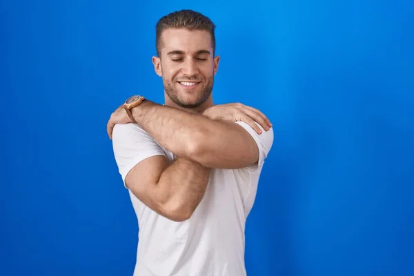 Jeune Homme Caucasien Debout Sur Fond Bleu Embrassant Heureux Positif — Photo