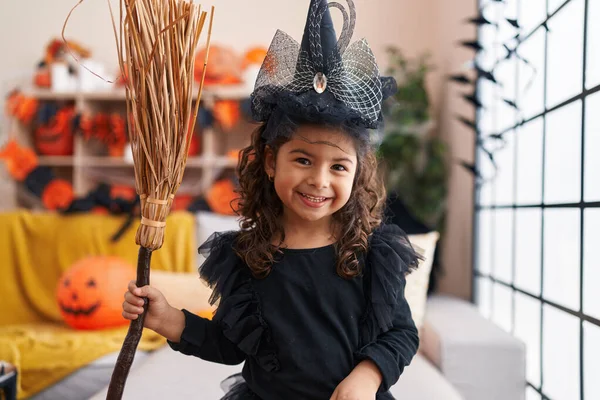 Adorable Chica Hispana Teniendo Fiesta Halloween Sosteniendo Escoba Casa —  Fotos de Stock