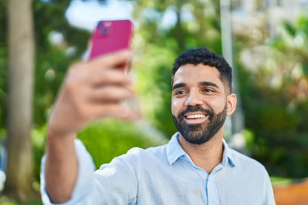 Genç Arap Adam Gülümsüyor Parktaki Akıllı Telefonun Yanında Özçekim Yapıyor — Stok fotoğraf