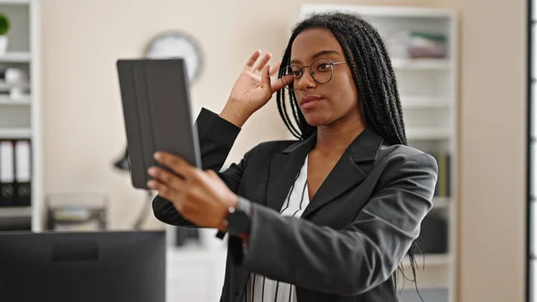 Afroamerikansk Kvinnlig Affärsman Som Använder Pekplatta Kontoret — Stockfoto