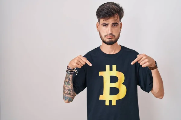 Young Hispanic Man Tattoos Wearing Bitcoin Shirt Pointing Looking Sad — Stock Photo, Image