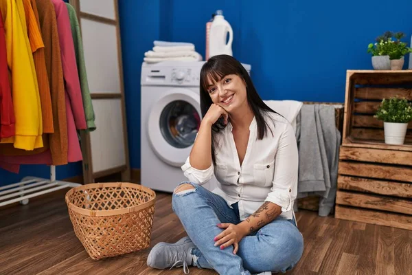 Ung Vacker Latinamerikansk Kvinna Väntar Tvättmaskin Sitter Golvet Tvättstuga — Stockfoto