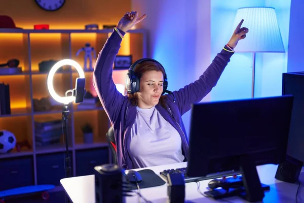 Mladý Krásný Velikost Žena Streamer Hrát Videohru Vítězným Výrazem Herně — Stock fotografie