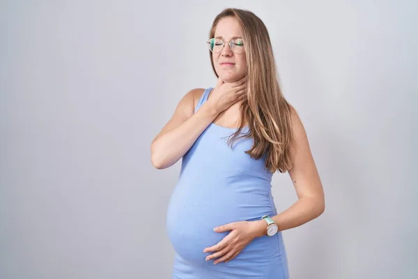 Jonge Zwangere Vrouw Staat Witte Achtergrond Raken Pijnlijke Nek Keelpijn — Stockfoto