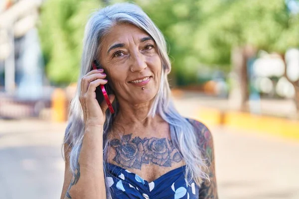 Orta Yaşlı Kır Saçlı Gülümseyen Kendine Güvenen Bir Kadın Parkta — Stok fotoğraf