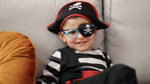 Чарівний Іспаномовний Хлопчик Піратському Костюмі Сидить Дивані Вдома — стокове фото