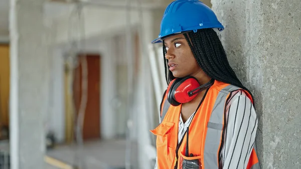 Africano Mulher Americana Construtor Cansado Inclinando Parede Local Construção — Fotografia de Stock