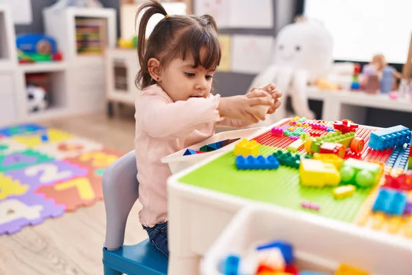 Очаровательная Латиноамериканка Играет Строительными Блоками Сидя Столом Детском Саду — стоковое фото