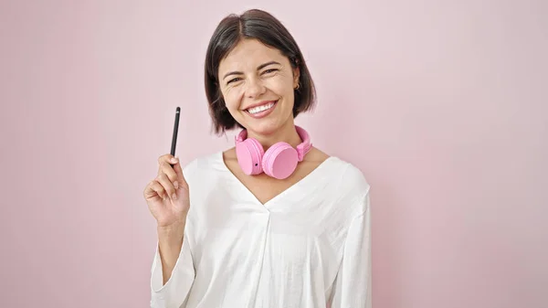 Young Beautiful Hispanic Woman Wearing Headphones Having Idea Isolated Pink — Stock Photo, Image
