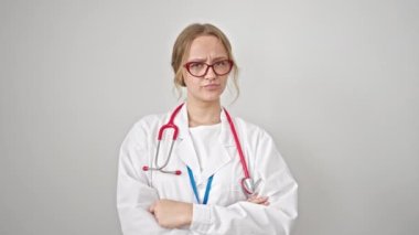 Sarışın, genç bir kadın doktor kollarını kavuşturup başını izole beyaz arka planda tutarak hayır diyor.
