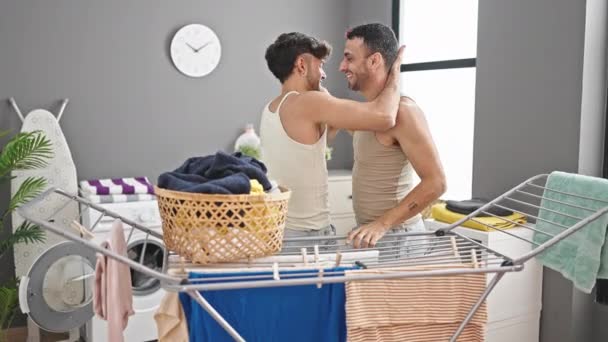 两个男人站在洗衣房的晾衣绳边跳舞 — 图库视频影像