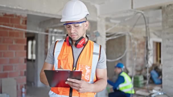 Deux Hommes Constructeurs Documents Travail Sur Chantier Construction — Video
