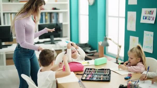 Frau Und Gruppe Von Kindern Beim Unterricht Tisch Klassenzimmer — Stockvideo