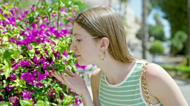 Mujer Rubia Joven Estornudando Por Alergia Parque — Vídeo de stock