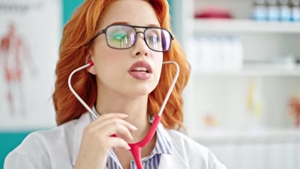Ung Rödhårig Kvinna Läkare Undersöker Med Stetoskop Kliniken — Stockvideo