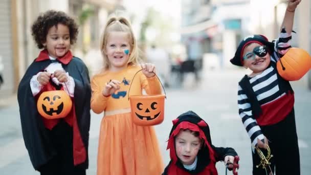 ストリートでカボチャのバスケットを保持ハロウィーンの衣装を着ている子供たちのグループ — ストック動画