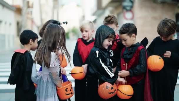 Grupo Niños Con Disfraz Halloween Poniendo Dulces Cesta Calabaza Calle — Vídeo de stock
