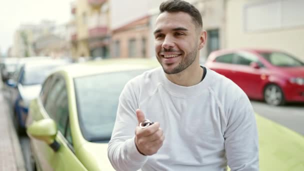 Ung Latinamerikansk Man Ler Säker Sitter Bilen Håller Nycklar Gatan — Stockvideo