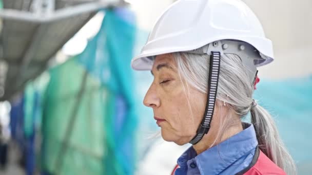 Grauhaarige Bauarbeiterin Mittleren Alters Steht Mit Entspanntem Gesichtsausdruck Auf Der — Stockvideo