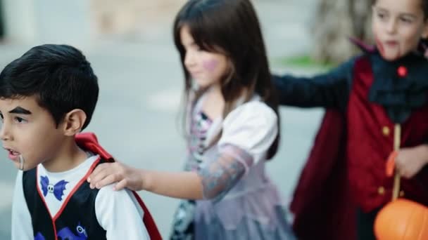 Grupo Crianças Vestindo Trajes Halloween Andando Juntas Rua — Vídeo de Stock