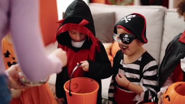 Groupe Enfants Portant Costume Halloween Recevant Des Bonbons Dans Panier — Video